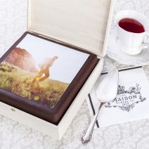 Sachertorte 20x20cm in Holzkassette