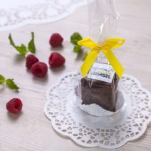 Sacherwürfel klein im Cellophanbeutel mit Masche