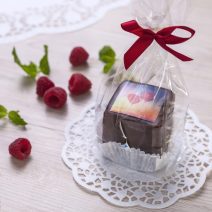 Tortenbilder Sacherwürfel groß im Cellophanbeutel mit Masche