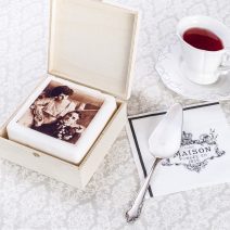 Schokotorte weiß 12x12cm in Holzkassette